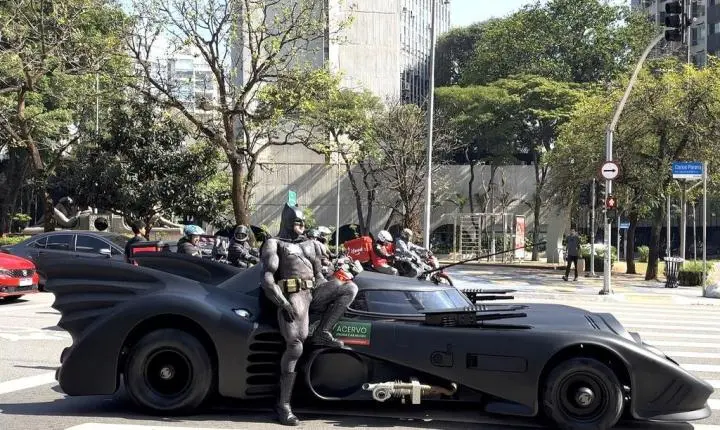 Batmóvel, DeLorean e Tesla Cybertruck causam alvoroço ao circular no Centro de São Paulo