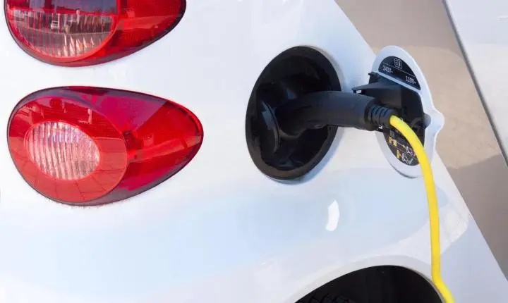 Carros elétricos exigem adaptações em elevadores, oficinas e até nas garagens