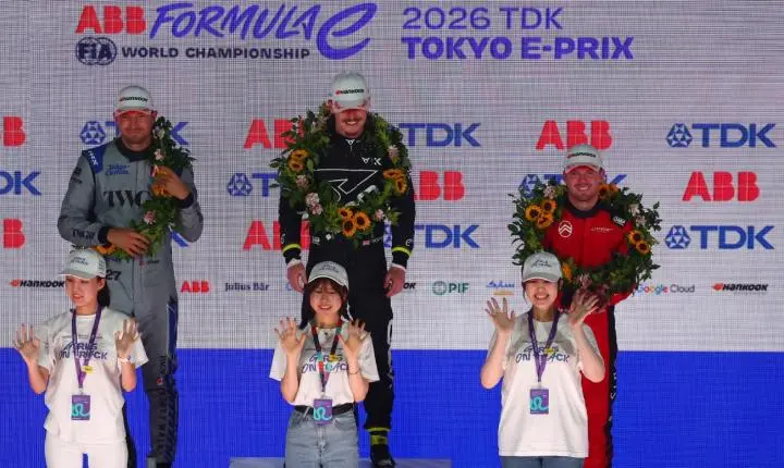 Dan Ticktum salta no fim da prova, surpreende Dennis e vence E-Prix de Tóquio noturno 