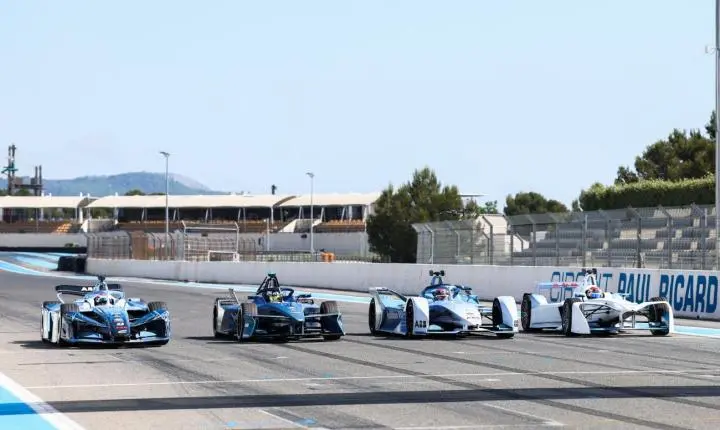 Fórmula E mostra suas 4 gerações de carros 100% elétricos, com os brasileiros Fefo Barrichello e Lucas di Grassi pilotando em Goodwood 