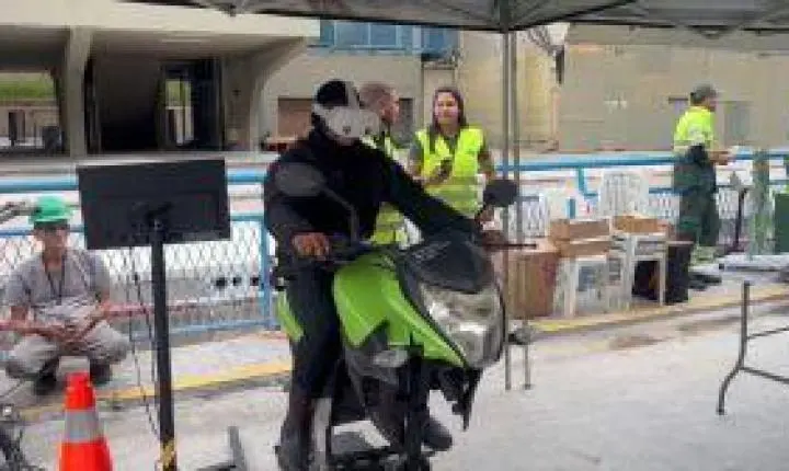 INTO e Ecovias Ponte promovem ação com simulador de acidente de moto para conscientizar sobre segurança no trânsito
