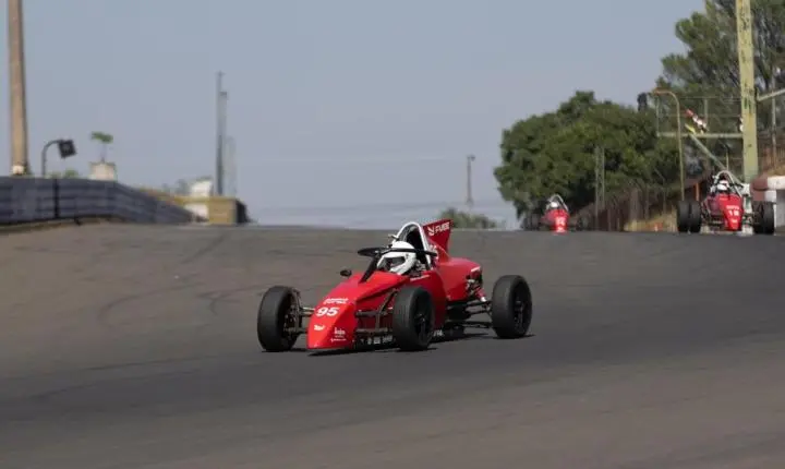 João Alécio domina e vence 3ª etapa do Fórmula Vee Open no Autódromo ECPA