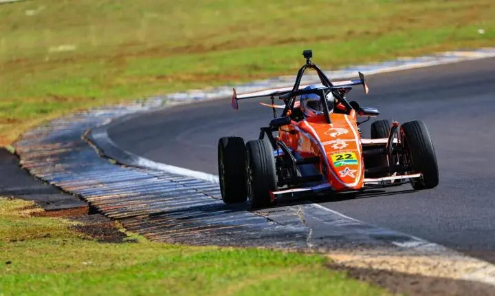 Lucas Monteiro sai do 17º lugar para vencer em Cascavel na Fórmula 1600