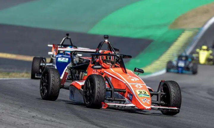 Lucas Monteiro vence duelo eletrizante e fecha 8ª Etapa da Fórmula 1600 com vitória e dois pódios na Super