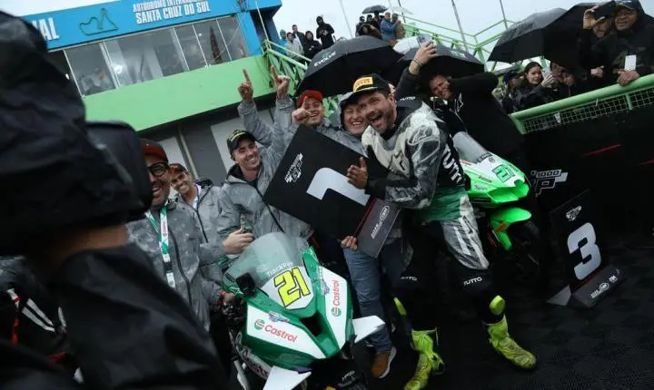 Marcelo Miarelli vence a GP Light do MOTO1000GP em Santa Cruz do Sul após disputa com David Portuga