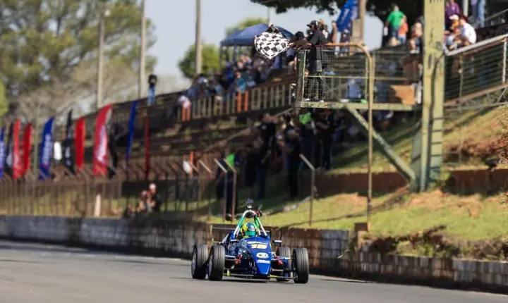 Muitas disputas e novo líder durante etapa no Autódromo de Piracicaba