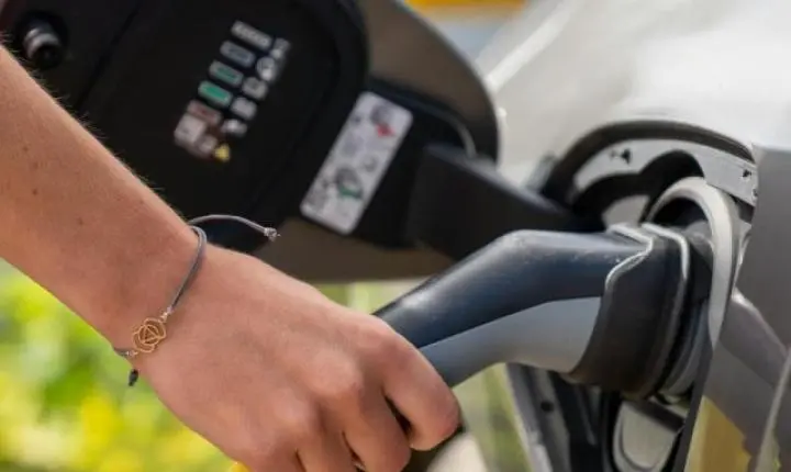 Ribeirão Preto ganha eletroposto com recargas de veículos que chegam a 100% em 15 minutos